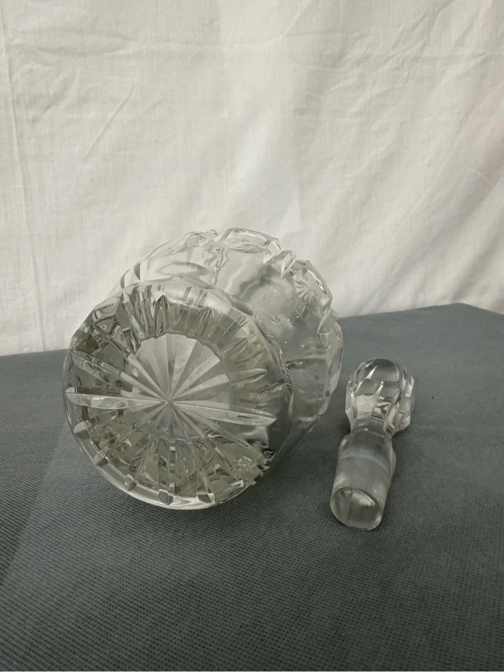 Crystal Cut Glass Decanter with Stopper Vintage (F245)